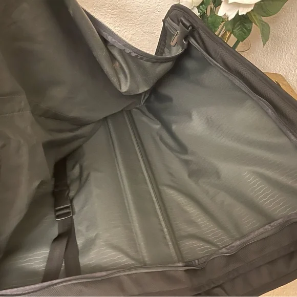 TUMI LUGGAGE 6733D TRI FOLD GARMENT BAG CARRY TYPE
TRAVEL - Picture 4 of 7